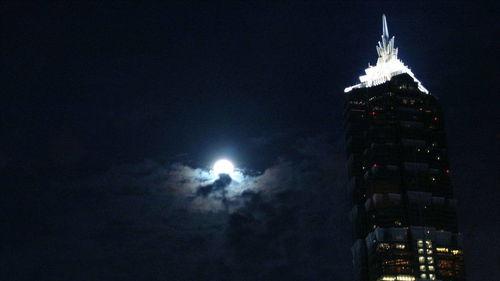 月明星光暗,月明星稀映夜空